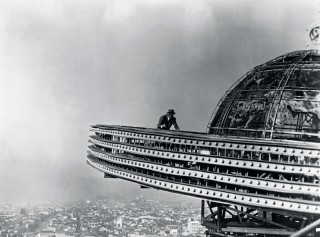 Still from 'House of Bamboo' (1955). Gang leader Sandy Dawson (Robert Ryan) is hunted down by undercover cop Eddie Kenner in an amusement park on top of a Tokyo building in Sam Fuller's typically hard-hitting film noir. (c) Twentieth-Century Fox