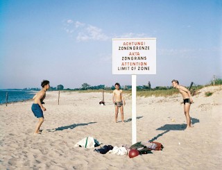 A sign, a few posts, a few metres of barbed wire: the inner-German border between West and East Germany on the Baltic shore in Travem&uuml;nde.<br /> Photo (c) Josef Darchinger, 1959