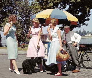 On the banks of the Rhine in Bonn.<br /> Photo (c) Josef Darchinger, 1959