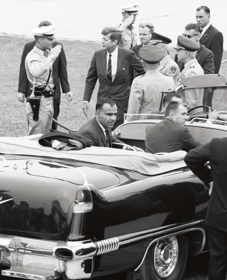 Josef Heinrich Darchinger. Wirtschaftswunder The faces of officialdom in Frankfurt/Main: the president's expression is friendly, the bodyguards look fierce. They were not able to prevent his untimely death by shooting in Dallas.<br /> Photo (c) Josef Darchinger, 1963