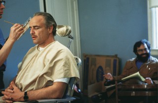 Francis Ford Coppola (rechts) nutzt die Zeit in der Maske, um mit seinen Darstellern zu reden und letzte &Auml;nderungen vorzunehmen.<br /> <br /> <em>Alle Fotos mit freundlicher Genehmigung von Steve Schapiro; (c) 2008 Paramount Pictures Corporation. The Godfather ist ein eingetragenes Warenzeichen der Paramount Pictures Corporation. Alle Rechte vorbehalten.</em>