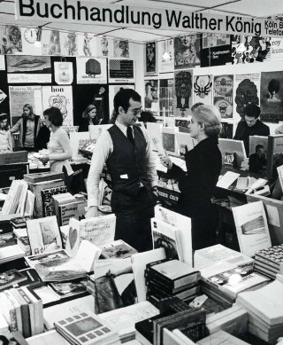 <font size="1">"That was when everything kicked off. It was the first art fair in the world." K&ouml;nig in action at his stand at the Cologne art fair, 1972.</font>