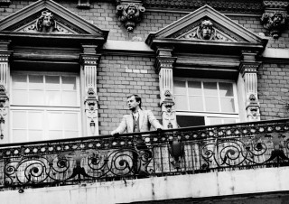 Kippenberger Martin Kippenberger on the balcony of his flat at Friesenplatz, Cologne, 1983. Foto: Wilhelm Schürmann
