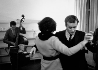 Kippenberger Martin Kippenberger with Marie-Puck Broodthaers, opening party of the exhibition <em>Truth is work</em> with the band <em>Night and Day</em>, Essen, 1984. Fotos: Wilhelm Schürmann