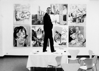 Kippenberger Martin Kippenberger after an opening of Reinhard Mucha in front of his painting <em>8 pictures to think about whether we can keep this up</em>, Max Hetzler Gallery, Cologne, 1983. Foto: Wilhelm Schürmann