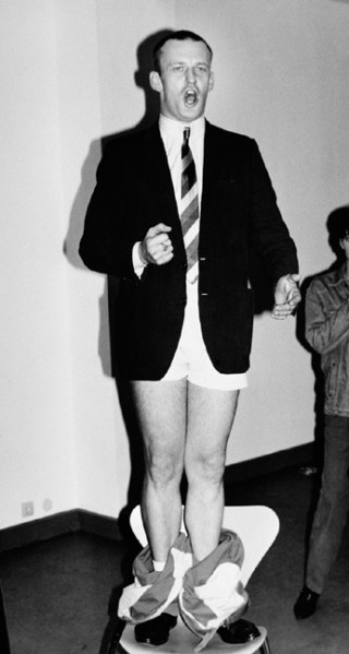 Kippenberger Martin Kippenberger after an opening of Reinhard Mucha in front of his painting <em>8 pictures to think about whether we can keep this up</em>, Max Hetzler Gallery, Cologne, 1983. Foto: Wilhelm Schürmann