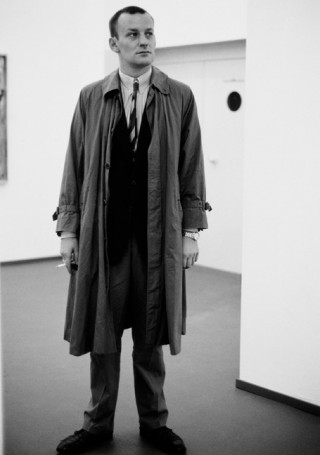 Martin Kippenberger, Max Hetzler Gallery,Cologne, 1983. Foto: Wilhelm Sch&uuml;rmann