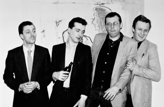 Albert Oehlen, Werner B&uuml;ttner, Max Hetzler, Martin Kippenberger in front of the Kippenberger painting <em>Untitled</em>, Max Hetzler Gallery, Stuttgart, 1982. Foto: Wilhelm Sch&uuml;rmann