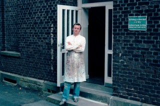 Martin Kippenberger in front of his studio in Essen Kettwig, 1982. Foto: Wilhelm Sch&uuml;rmann