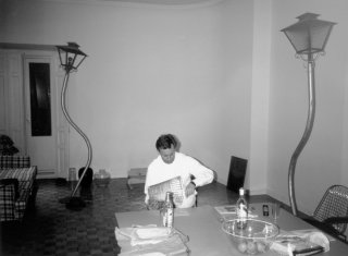 Martin Kippenberger in his flat in Madrid, 1988. Foto: Andrea Stappert