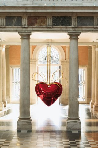 Hanging Heart (Red/Gold), 1995&ndash;2004, from the series Celebration. High chromium stainless steel with transparent color coating, 106 x 85 x 40 inches / 269,2 x 215,9 x 101,6 cm. Installation view, Palazzo Grassi, Venice 2006. Credit: Santi Caleca s.a.s.
