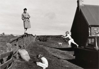 <font size="1">Paul playing with his children Stella and James at the family's farm in Scotland in 1982.</font>