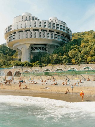 <font size="1">The Druzhba Sanatorium, the masterpiece of Igor Vasilevsky. Turkey and the Pentagon mistook the new building for a launch pad. Suspended between the three supporting pillars is a sea-water swimming pool. Its so-called "monobloc" construction system in which all functions were held together in a single volume was patented. Yalta, Ukraine, 1985.<br /> Photo &copy; Fr&eacute;d&eacute;ric Chaubin</font>