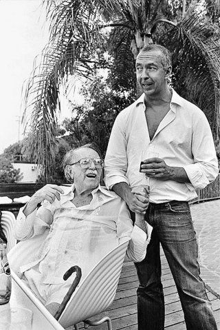 Julius Shulman visits with his neighbor, Benedikt Taschen, Los Angeles, 2005. &copy; Eric Kroll