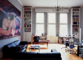 Benedikt Taschen's office in Cologne with Jeff Koon's <em>Ilona with Ass Up</em>, 1990. Foto: TASCHEN, Eric Laignel, 2001
