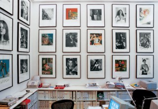 TASCHEN publishing house, editorial department, with photos by Helmut Newton from <em>SUMO</em>. Foto: TASCHEN, Eric Laignel, 2001