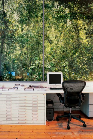 TASCHEN publishing house, design department, with Thomas Struth's <em>Paradise 9</em>, 1999. Foto: Taschen, Eric Laignel, 2001