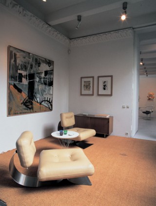 Taschen residence Cologne with the painting <em>At the Museum I</em> by Albert Oehlen, 1982, and drawings by John Willie, 1947. Chairs by Oscar Niemeyer. Foto: Tuca Rein&eacute;s, 2002