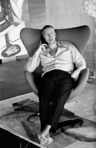 Taschen Collection Benedikt Taschen, Chemosphere House, Hollywood, California, with Martin Kippenberger painting <em>Das Erbe</em>, 1982, and carpet by Albert Oehlen, 1999. Foto: William Claxton, 2001