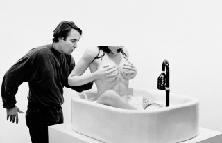 Jeff Koons installing the work <em>Woman in Tub</em> for the show "Banality" at the Max Hetzler Gallery, Cologne. Foto: Wilhelm Sch&uuml;rmann, 1988
