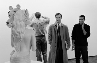 New York gallerist Lawrence Luhring and Christopher Wool with Jeff Koons' <em>Pink Panther</em> during the installation for the show "Banality" at the Max Hetzler Gallery, Cologne. Foto: Wilhelm Sch&uuml;rmann, 1988