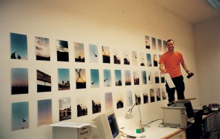 Wolfgang Tillmans installing the <em>Concorde</em> series at the TASCHEN publishing house. Foto: Taschen, 1999