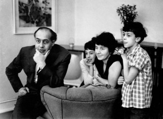 Taschen Collection Dr. Benedikt Taschen with daughter Hannelore, wife Martha and son Wolfram, Cologne, in front of a watercolour by Hubert Berke. Foto: Chargesheimer, 1959