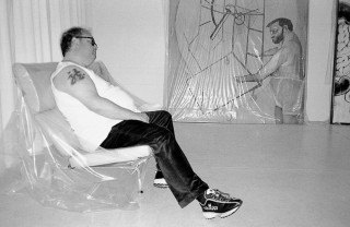 Taschen residence, Cologne: Los Angeles gallerist Patrick Painter with Martin Kippenberger selfportrait Untitled, 1988. Foto: Taschen, 2000