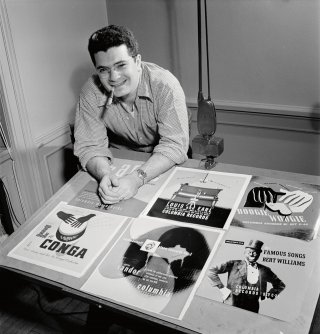 Alex Steinweiss. The Inventor of the Modern Album Cover <font size="1">Alex Steinweiss photographed for "Downbeat" magazine at his home studio, 1947. <br /> (c) William P. Gottlieb; jazzphotos.com</font>