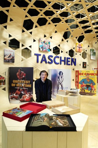 Shigeru Ban. Complete Works 1985-2010 Shigeru Ban<a href="http://www.taschen.com/pages/downloads1/press_frankfurt_bookfair_shigeru_ban_02_1010061620_id_390283.zip"><strong><br /> Télécharger l'image en haute définition <br /> </strong></a>