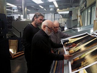 Annie Leibovitz <span style="display:inline-block;font-family:verdana, helvetica, geneva, arial;font-size:9px;line-height:13px;">Head of Production Frank Goerhardt, lithographer Dieter Kirchner, and printer Peter Öller carefully checking first results during the book production.<br /> © TASCHEN</span>